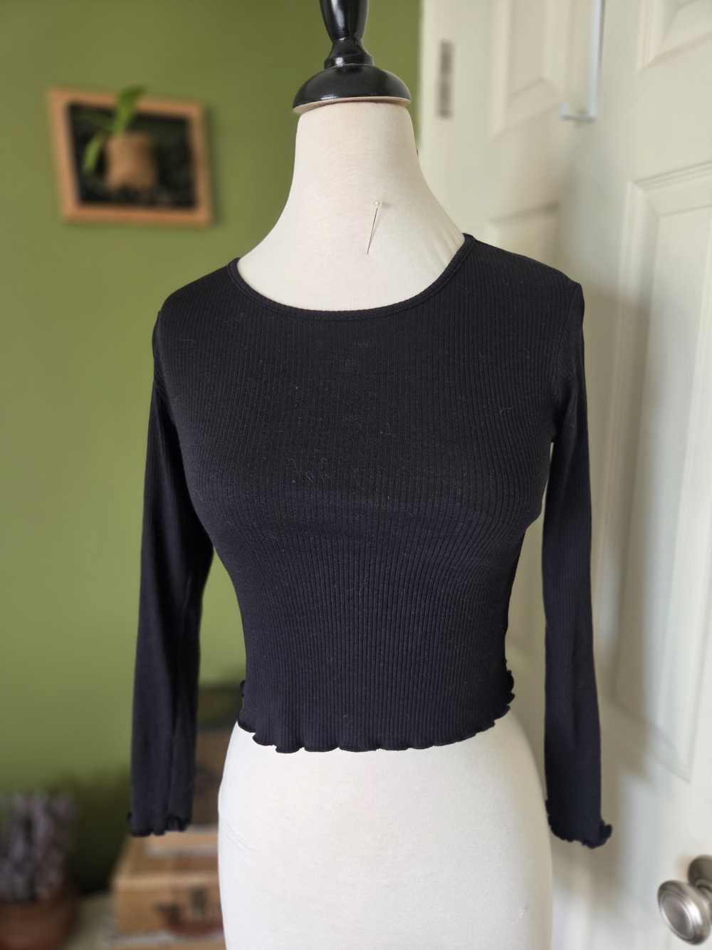 Black Ribbed Long-Sleeve Crop Top - Women